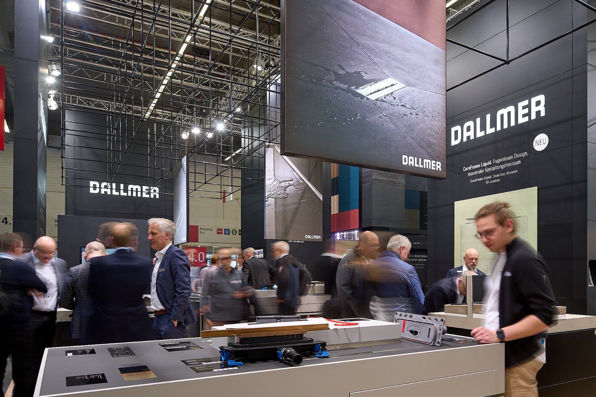 Viele Branchenvertretende nutzten die Gelegenheit, sich am Dallmer-Stand die neuen Produkte zeigen zu lassen. (Foto: Dallmer GmbH + Co. KG)